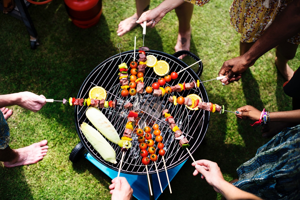 Barbecuing vegetables on round BBQ